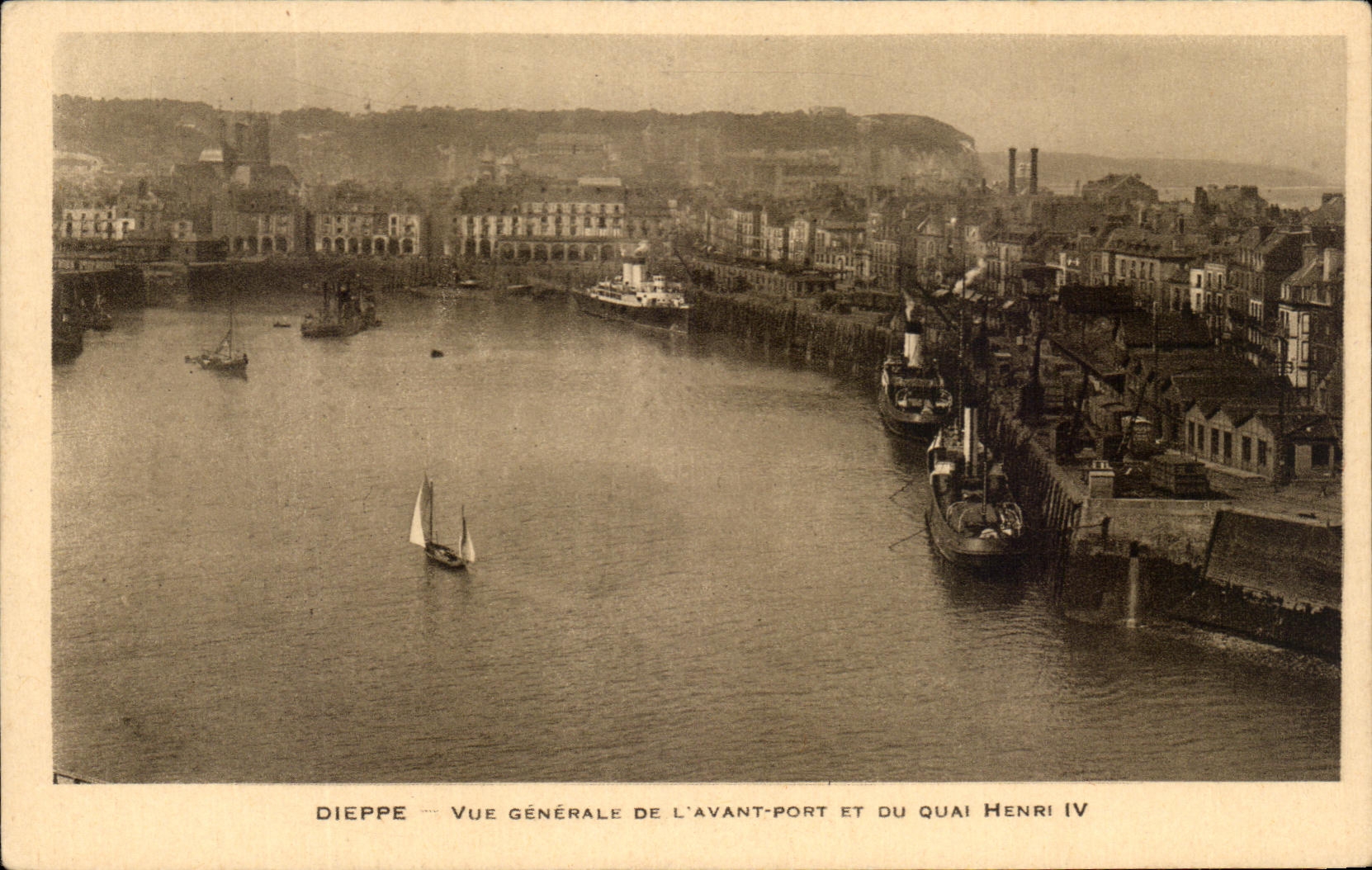 CPA Dieppe Vue Generale De l'Avant Port Et Du Quai Henri IV Bateaux