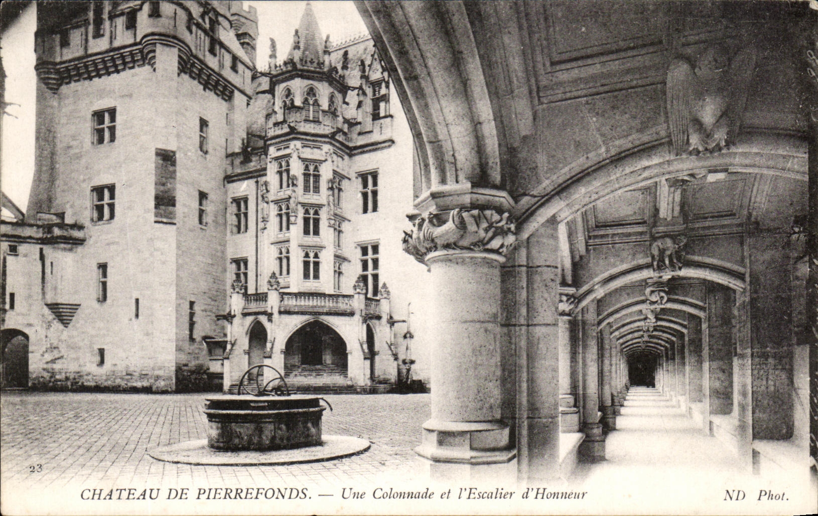 CPA Chateau de Pierrefonds Une Colonnade et l'Escalier d'Honneur
