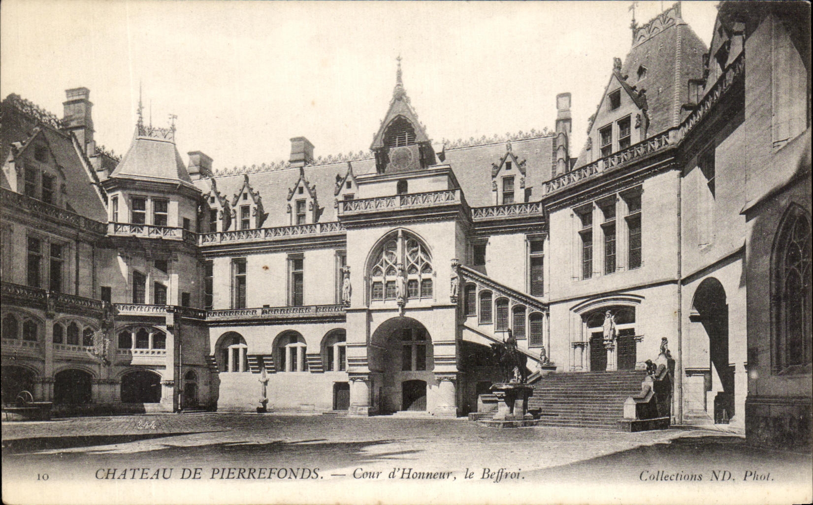 CPA Chateau de Pierrefonds Cour d'Honneur le Beffroi
