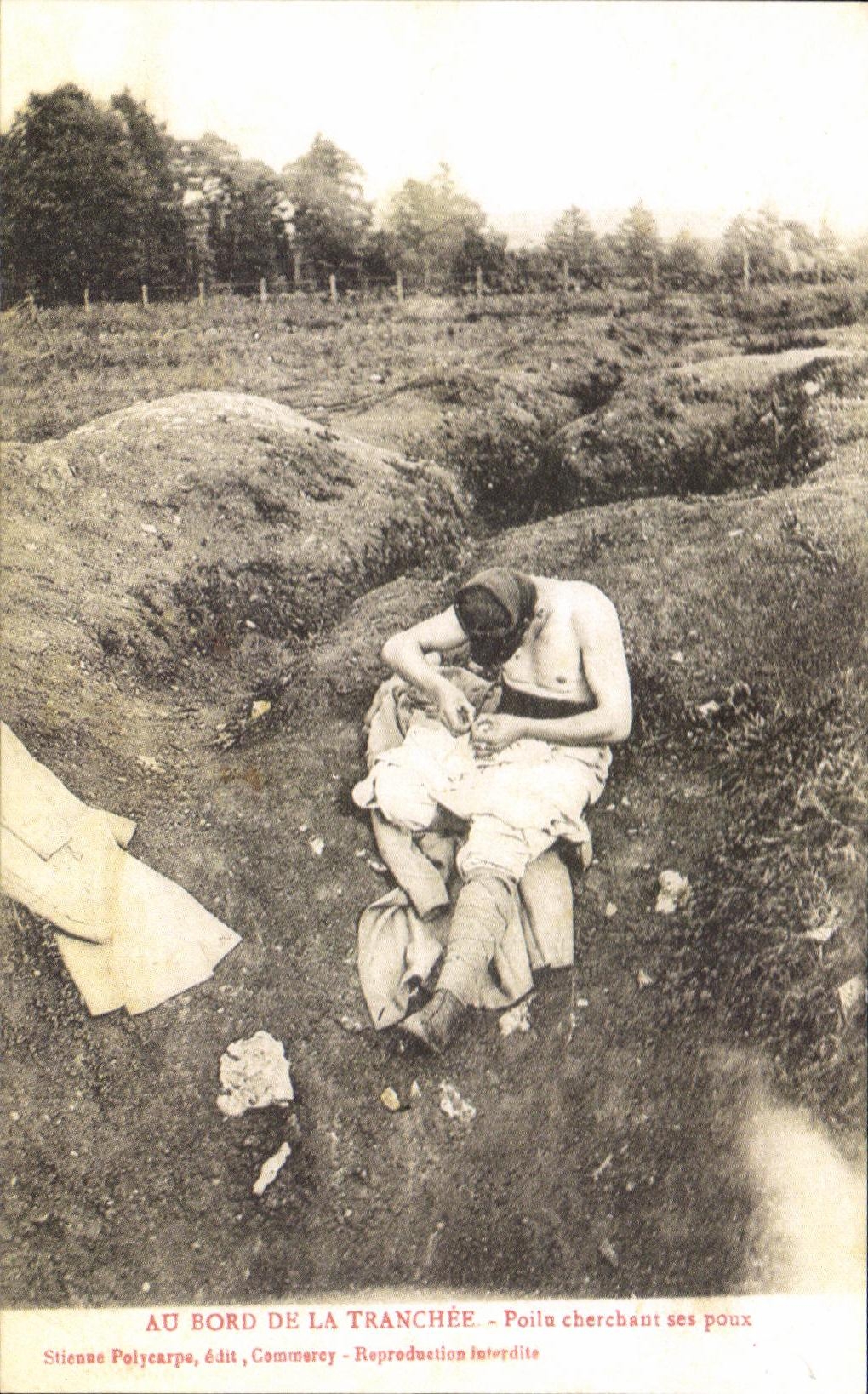 CPA At the edge of the Trench hairy Seeking its Militaria lice