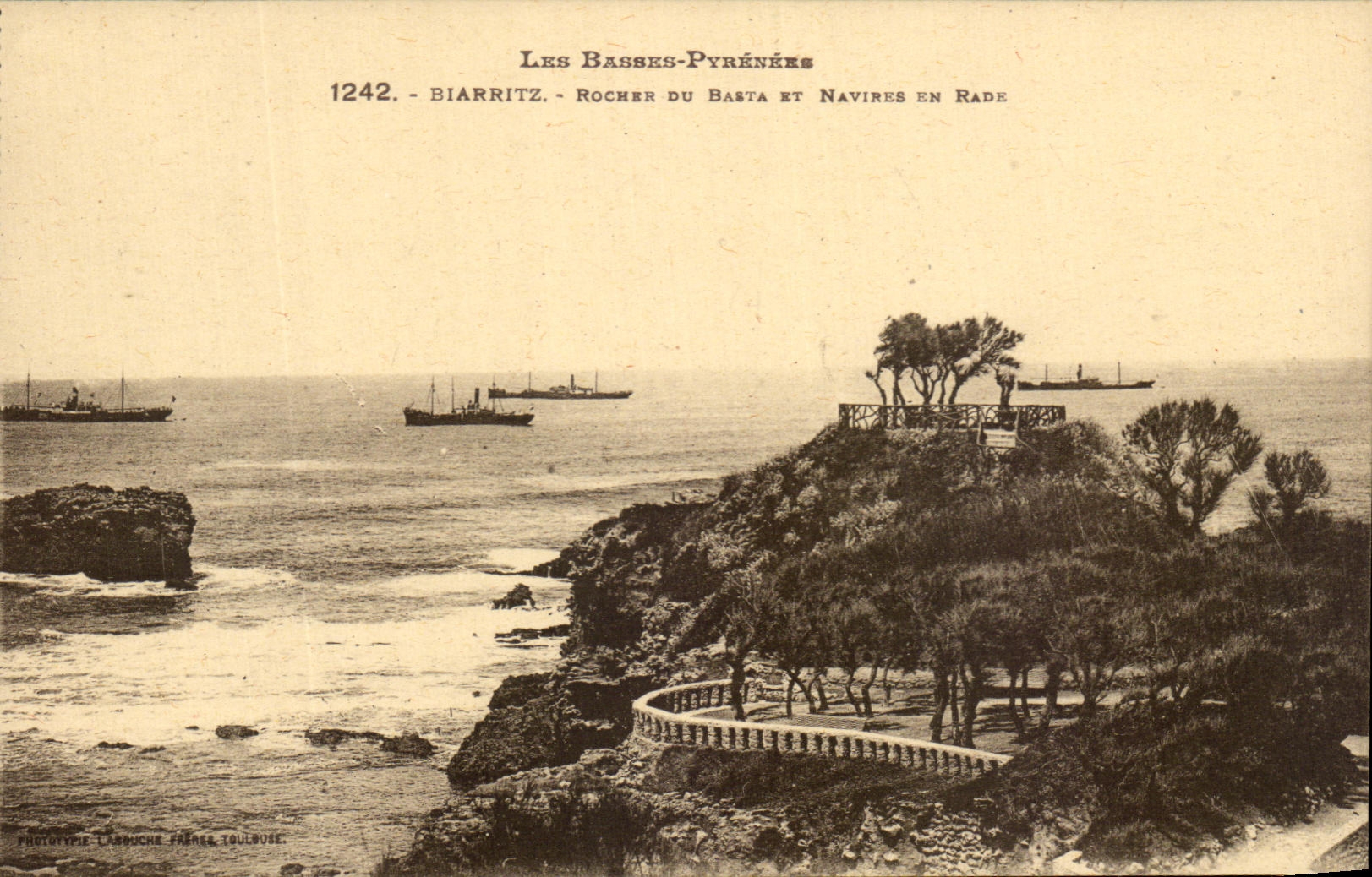 CPA Biarritz Rochers Du Basta Et Navires En Rade