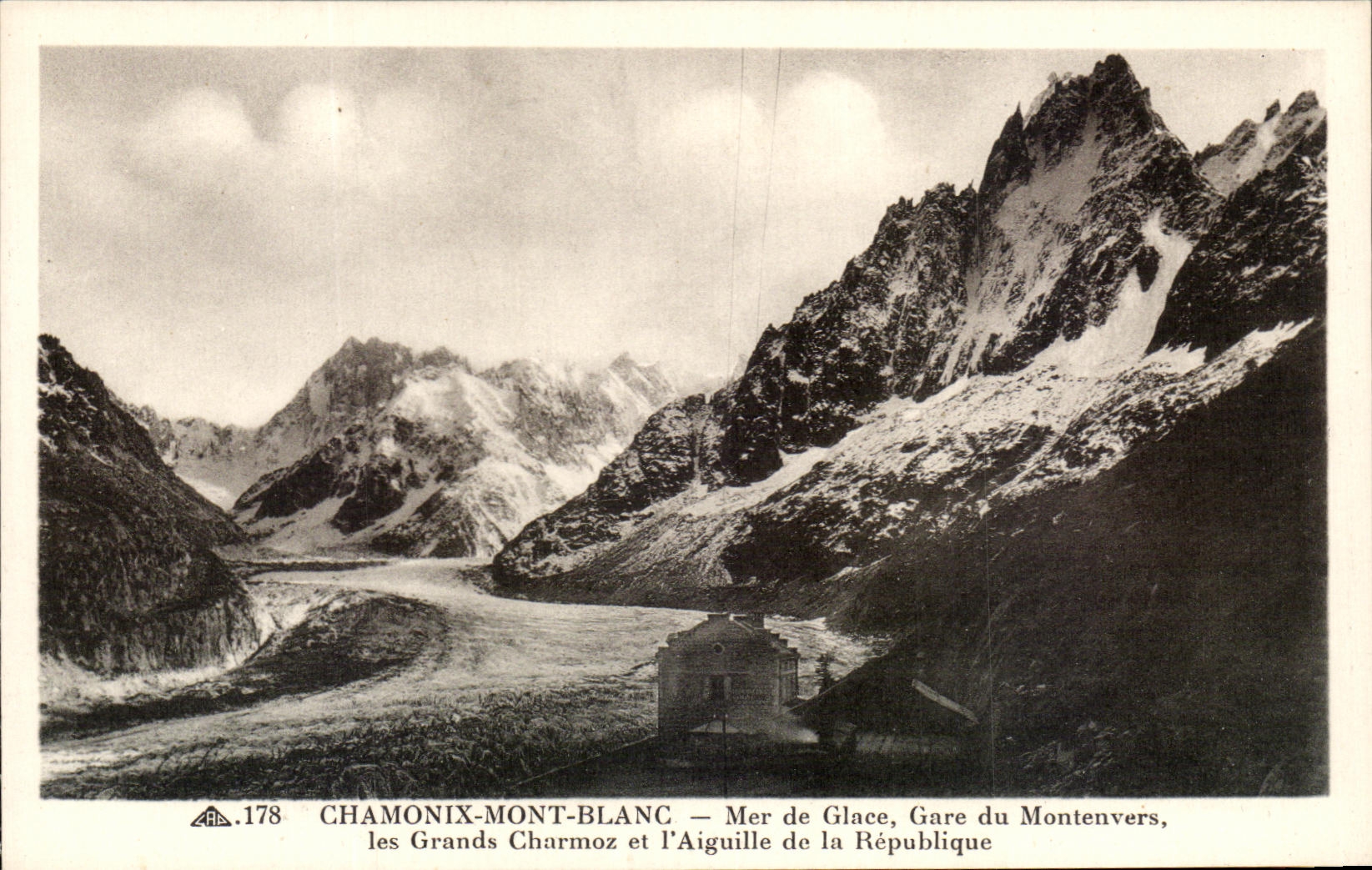 CPA Chamonix Mont Blanc Mer de Glace Gare du Montenvers Les Grands Charmoz et l'Aiguille de la Republique
