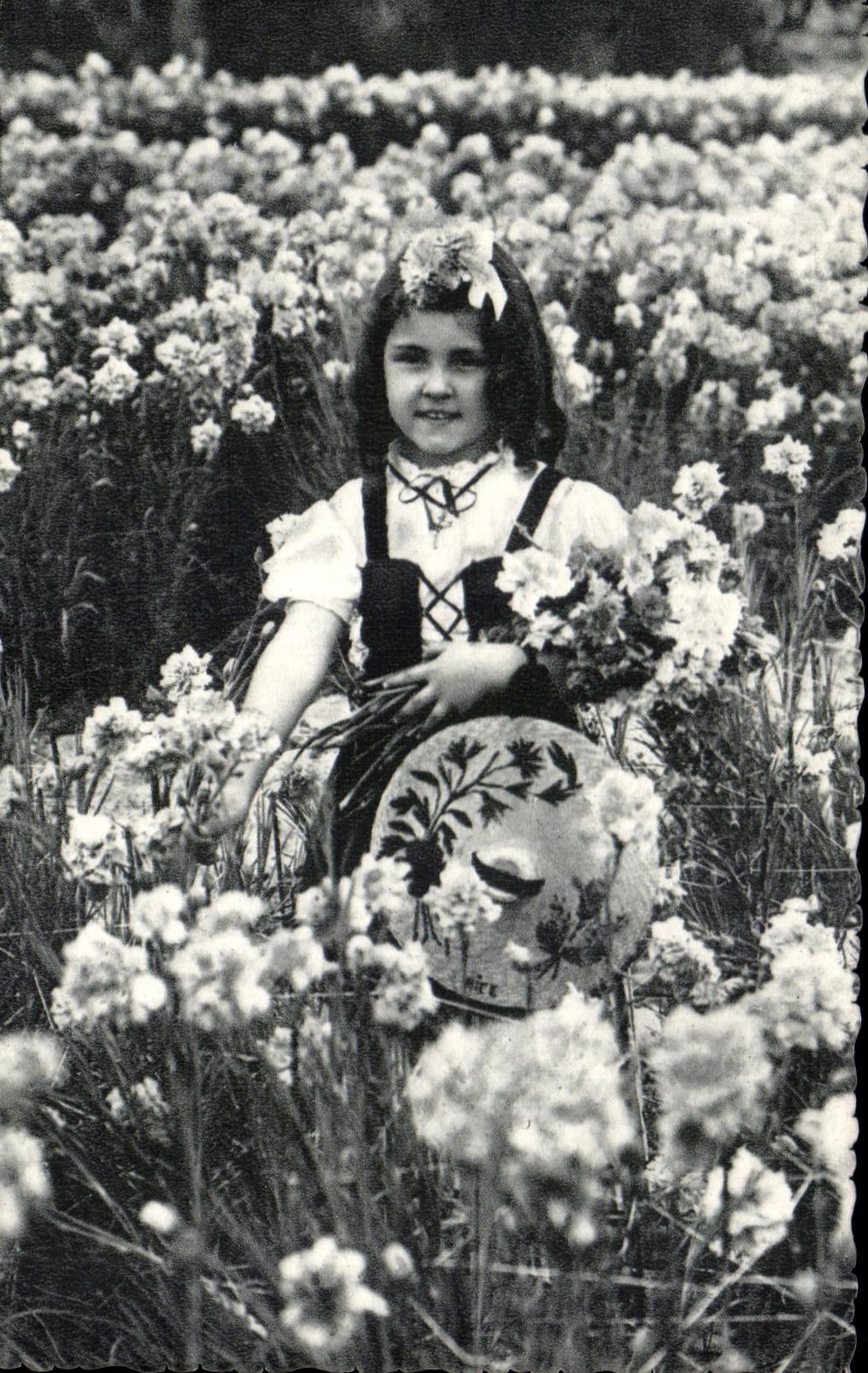 CPA Cote D'Azur Costume du pays Cueillette des oeillets Folklore Enfant