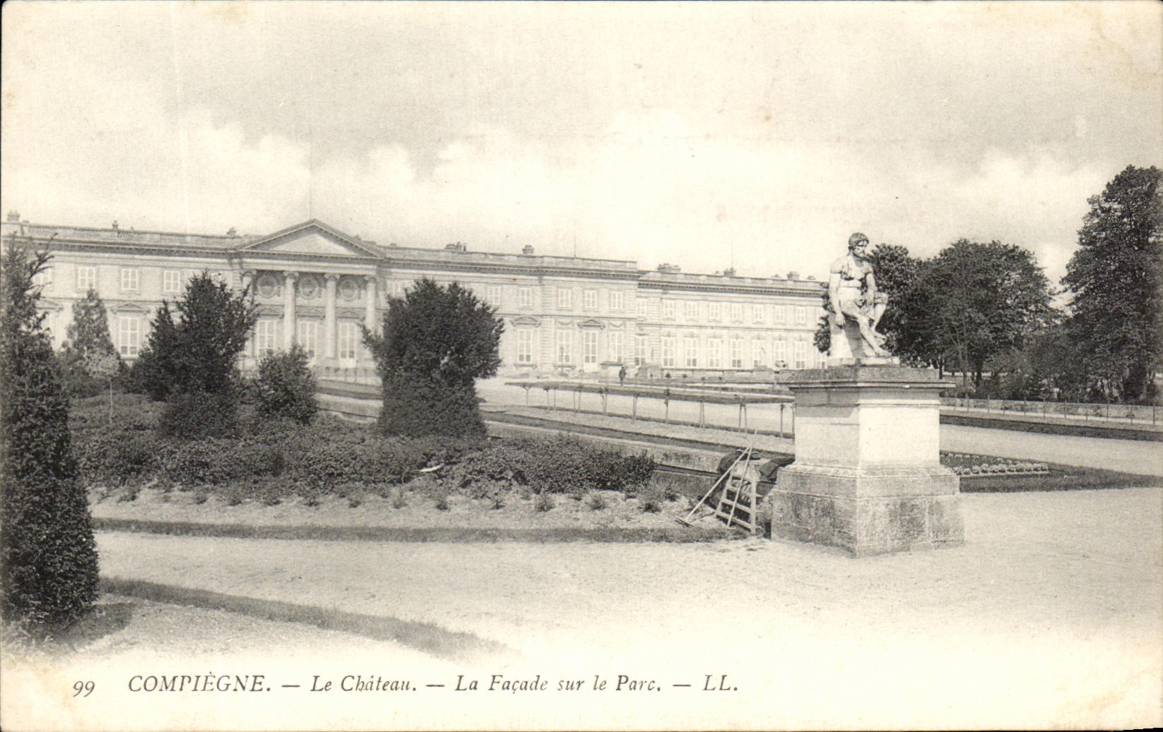 CPA Compiegne the Castle the Frontage on the park