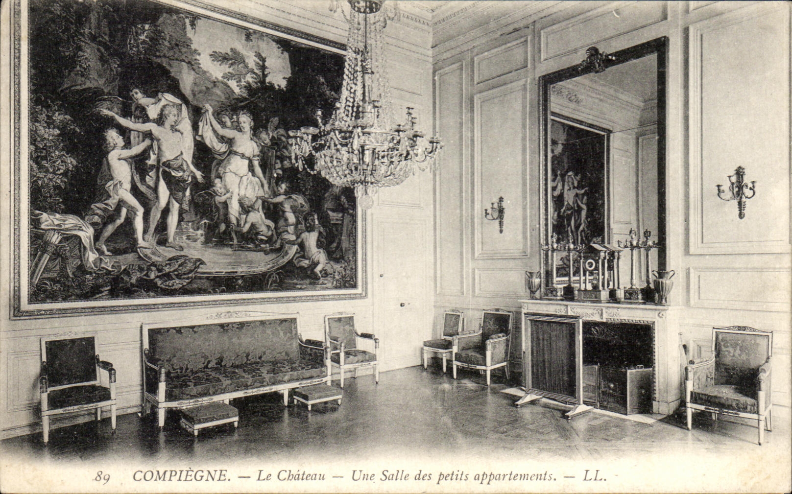 CPA Compiegne the castle a Room of the small apartments