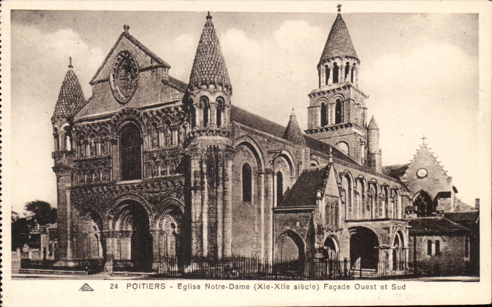 CPA Poitiers Eglise Notre Dame Facade Ouest et Sud