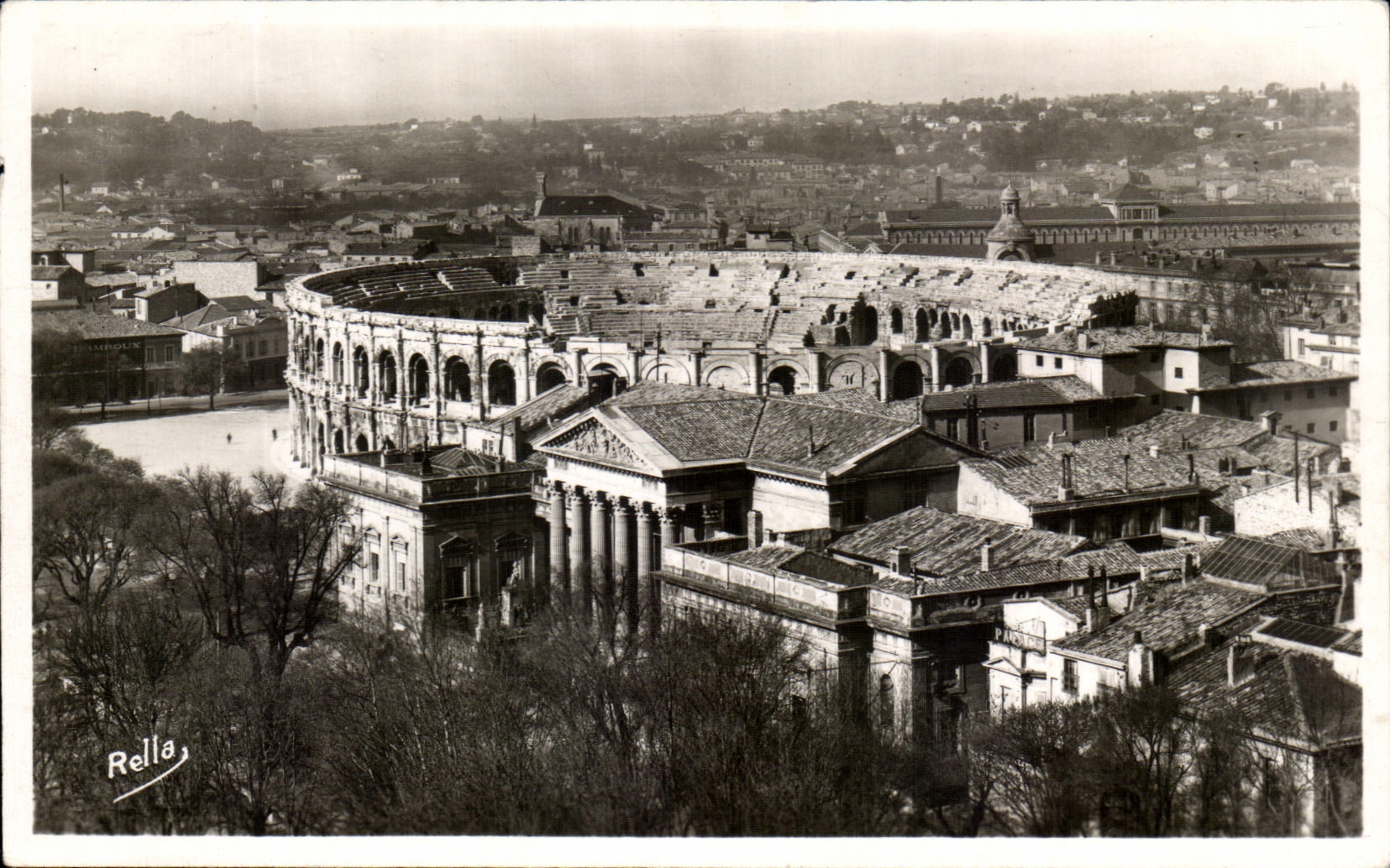 CPA Nimes Vue Generale et les Arenes