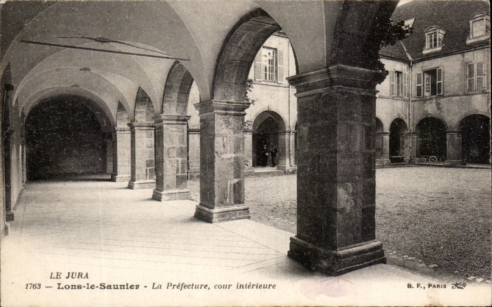 CPA Le Jura Lons le Saunier La Prefecture cour interieure