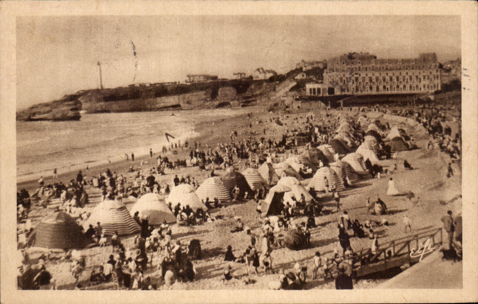 CPA Biarritz L'Heure du bain sur la Grande Plage
