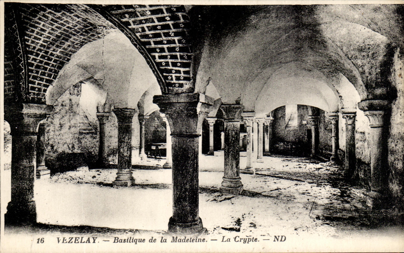 CPA Vezelay Basilica of the Madeleine the Crypt