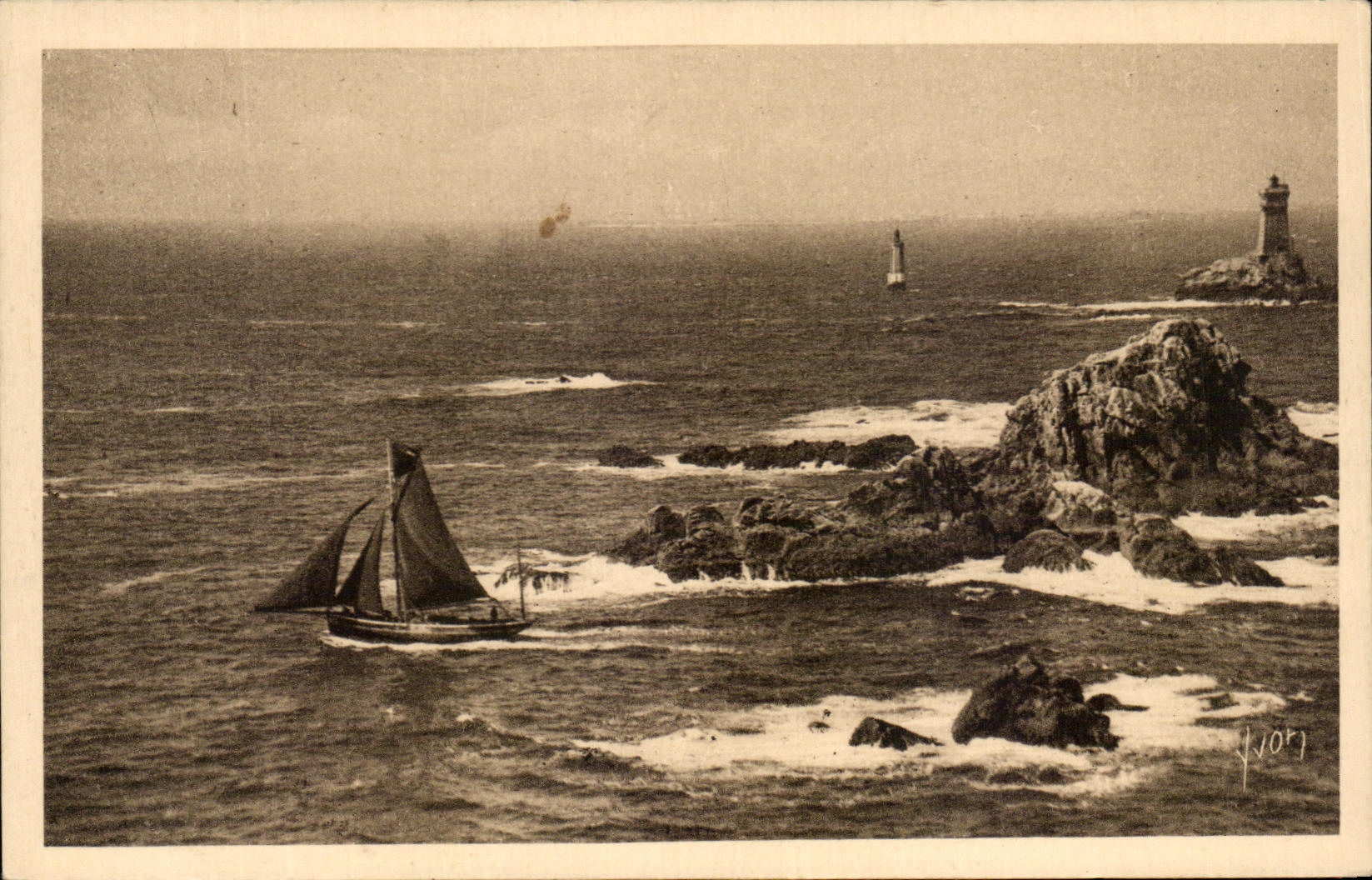 CPA Pointe Du Raz Le Phare De La Vieille Bateau