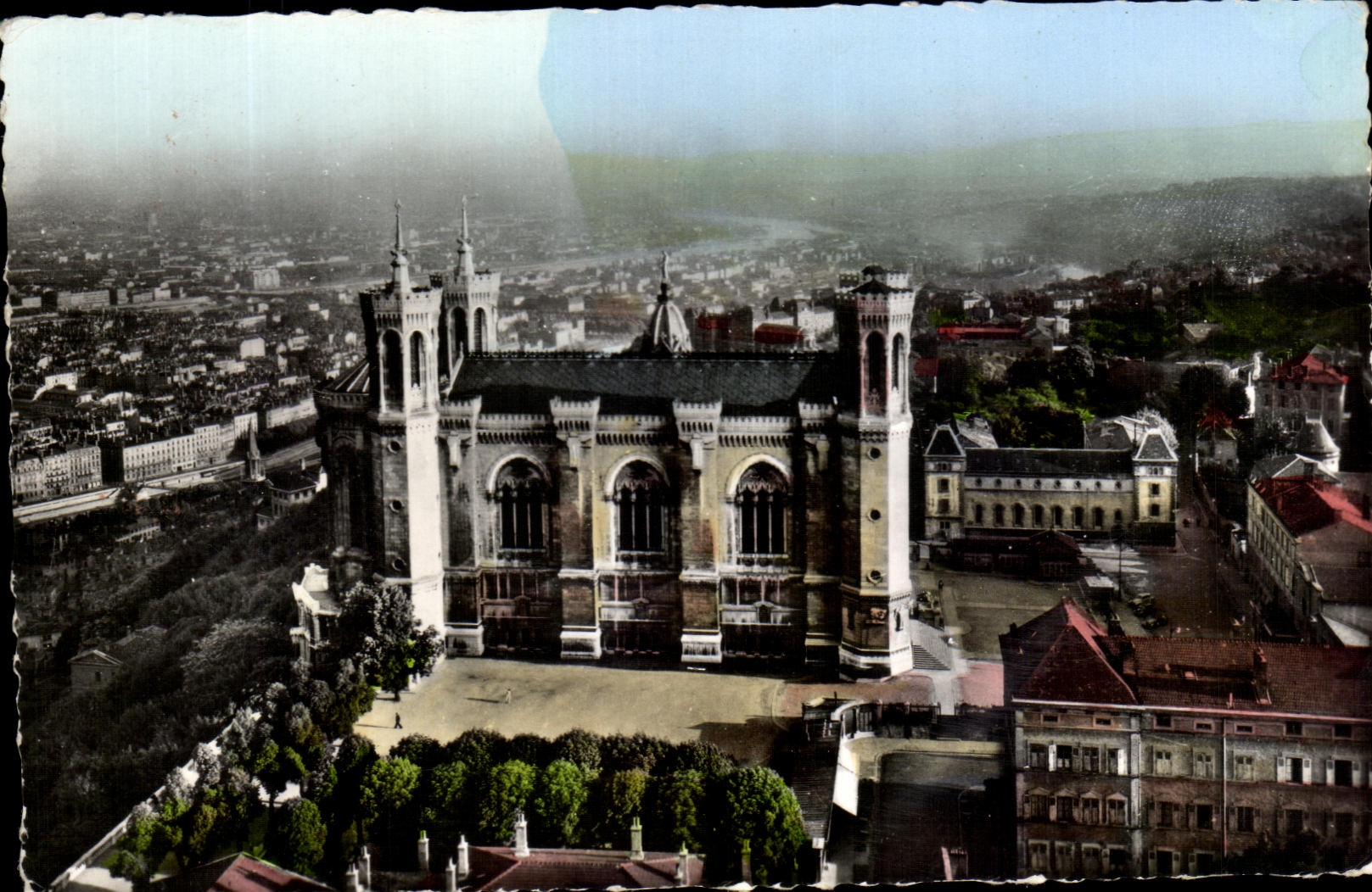 CPSM Lyon La Basilique Notre Dame de Fourviere et la Ville