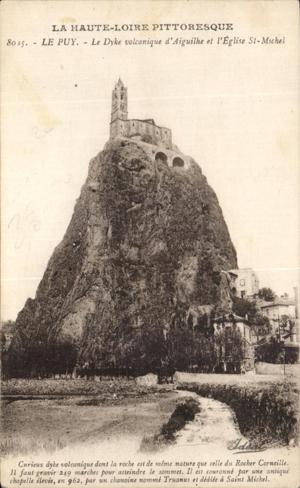 CPA La Haute Loire Pittoresque Le Puy Le Dyke Volcanique d'Aiguilhe Et l'Eglise St Michel