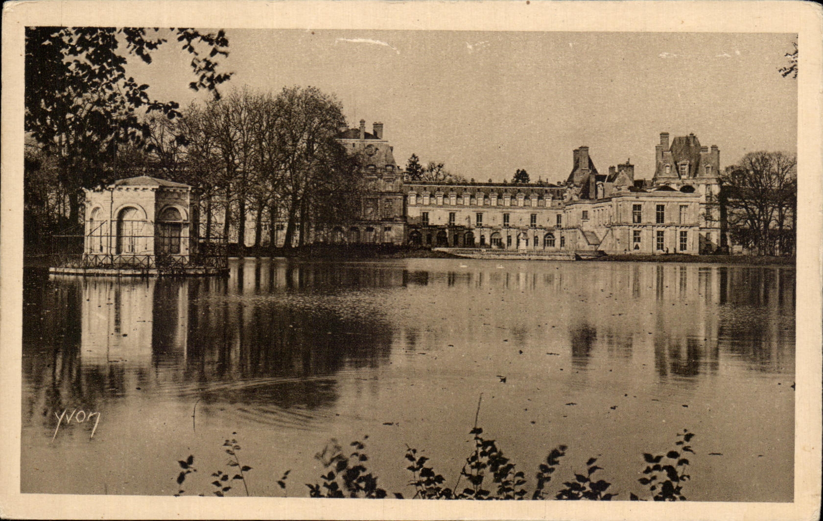 CPA Paris de Fontainebleau the Pond with Carps