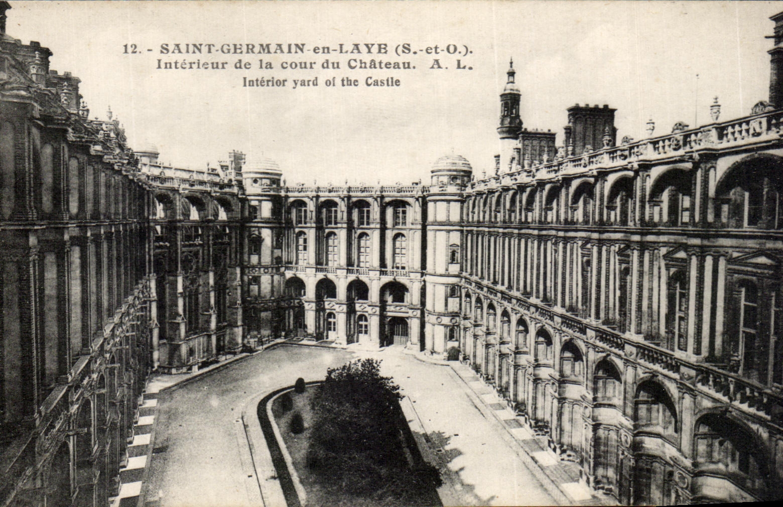 CPA Saint Germain en Laye Interieur de la Cour du Chateau