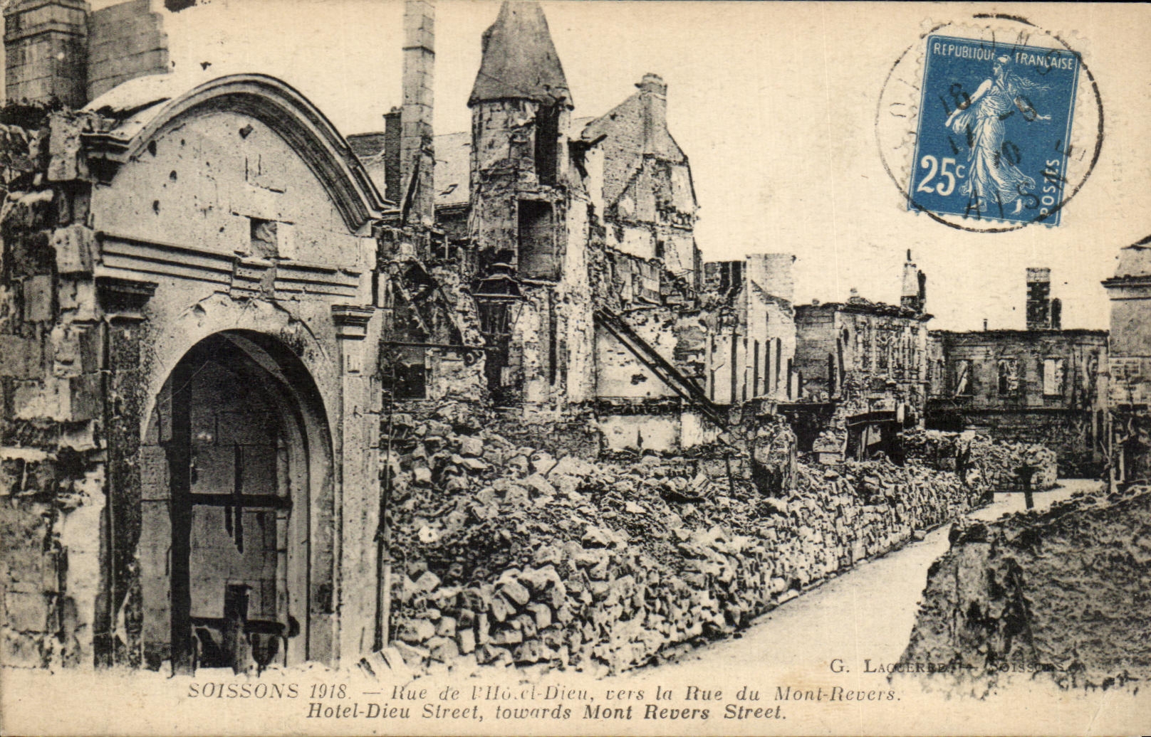 CPA Soissons Street Of the Hotel El Dien Towards the Street Of the Mount Reverse Hotel God Street Militaria
