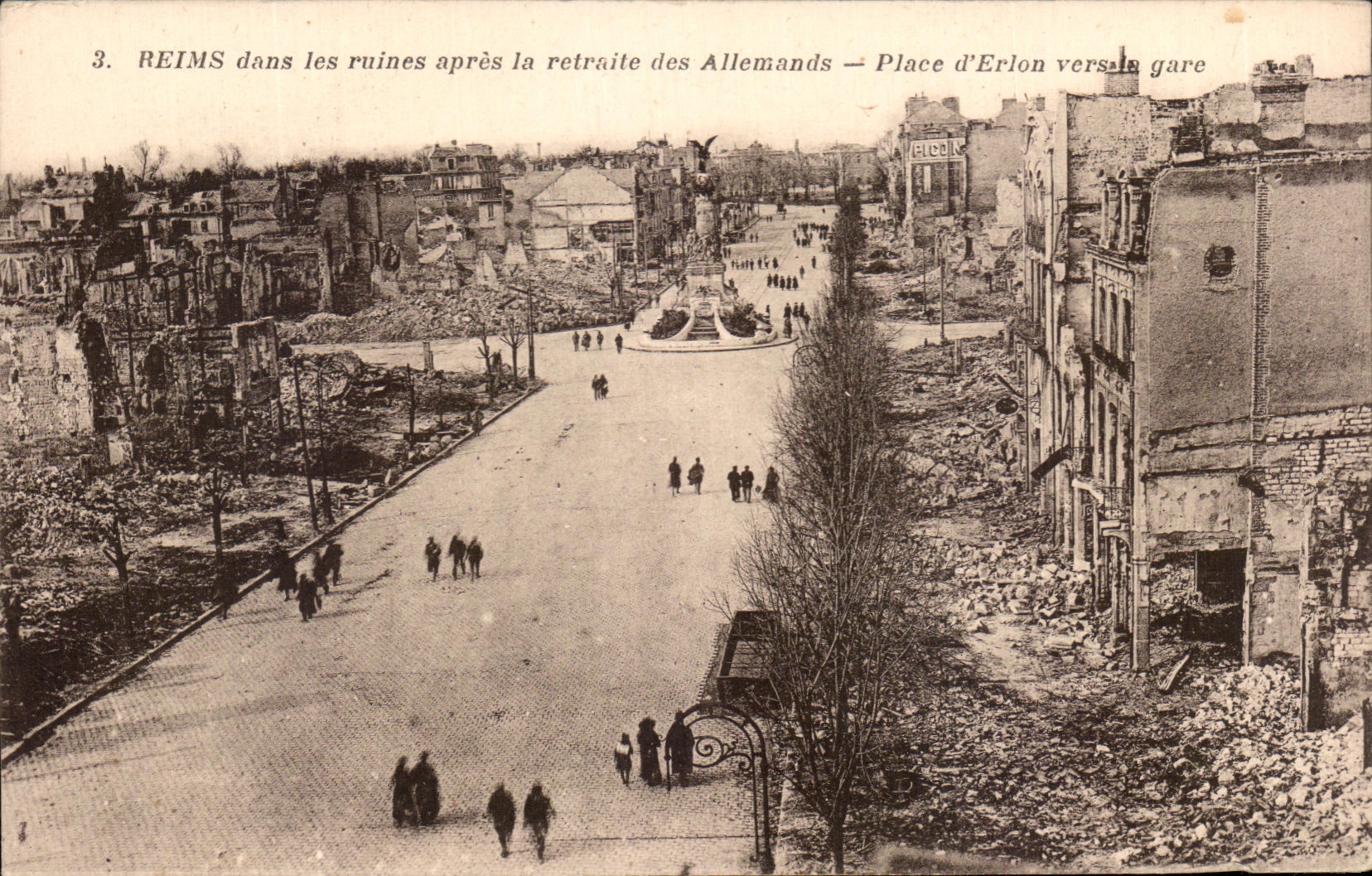 CPA Rheims In the Ruins After the Retirement Of the Germans Places of Erlon Towards Train station Militaria