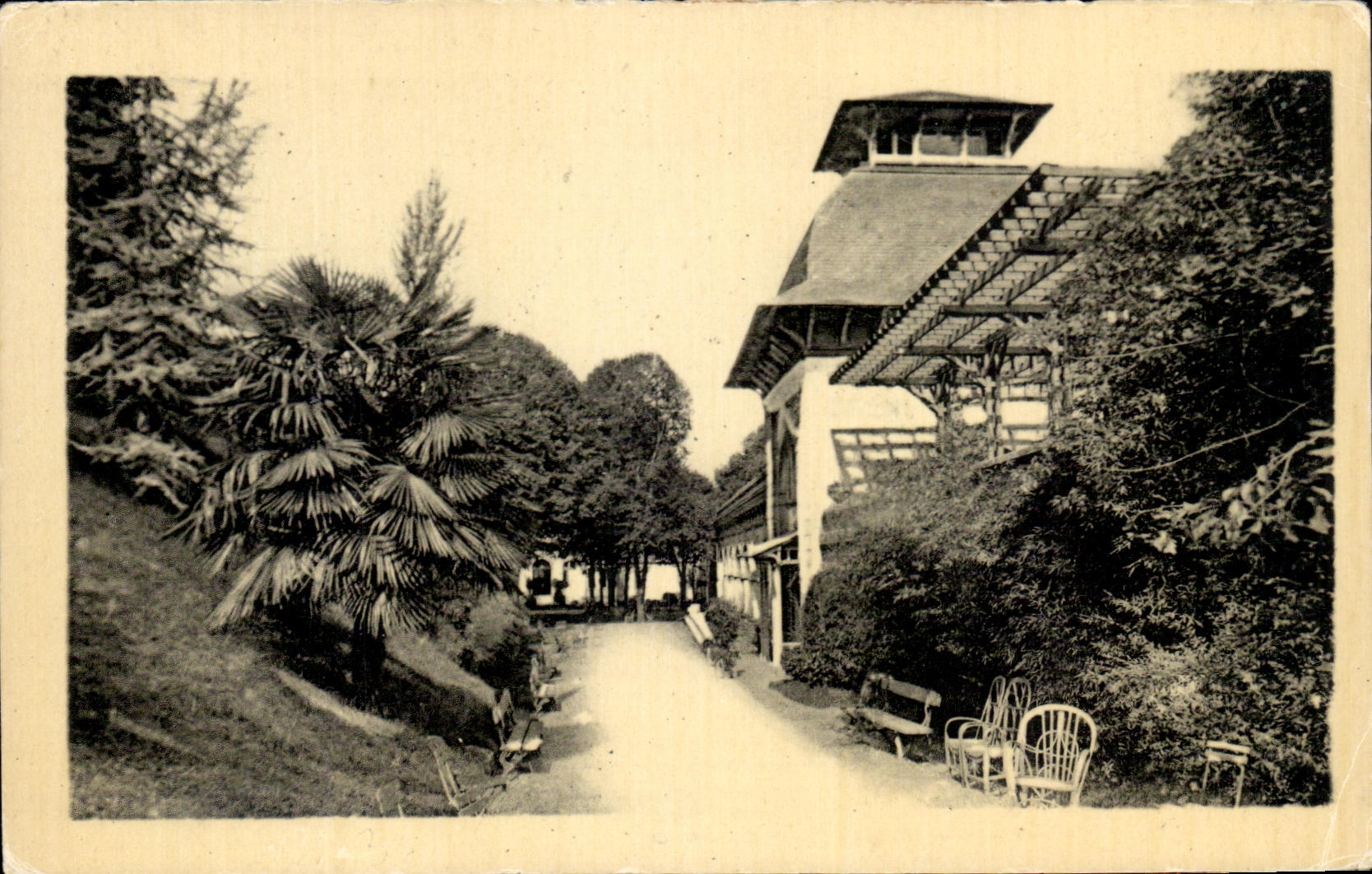 CPA Capvern L'Entreee du Parc et la Source