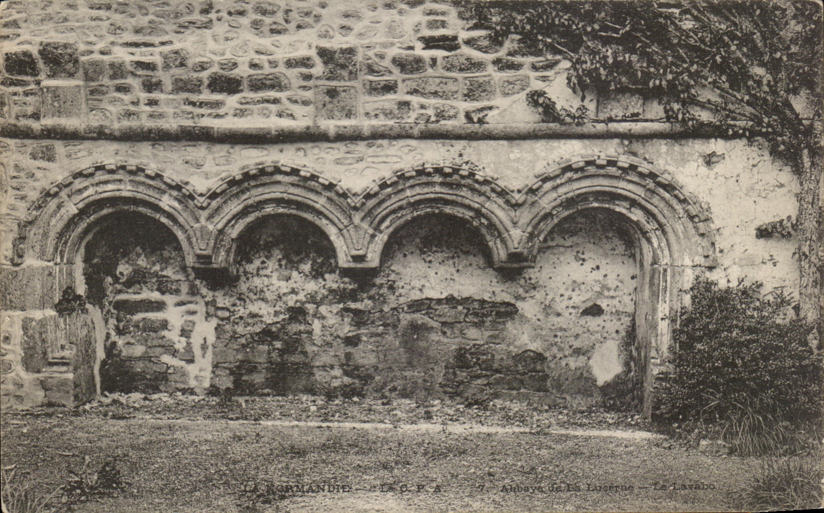 CPA Normandie La Lucerne Abbaye Le lavabo