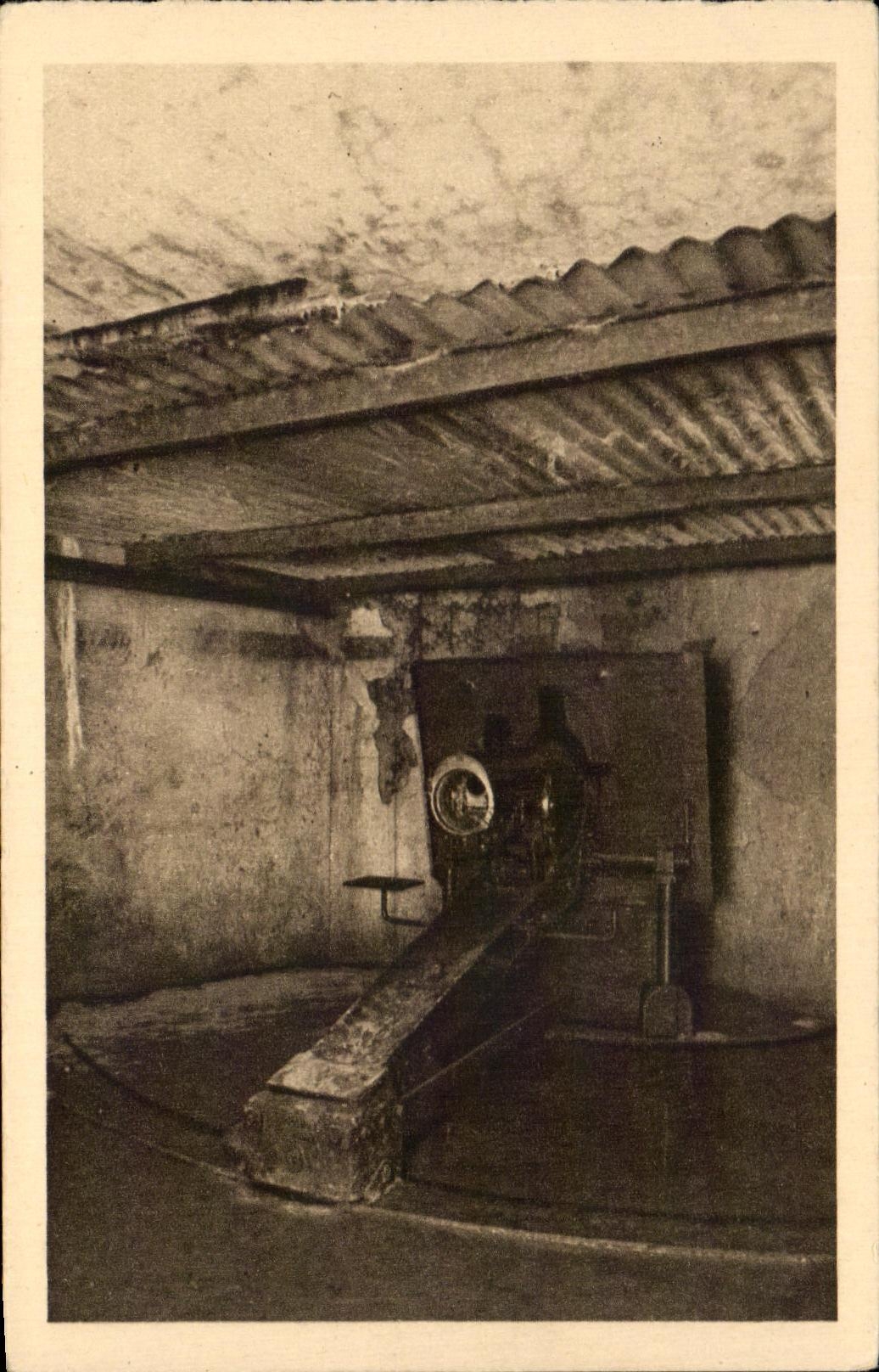 CPA Fort de Vaux Part en de la casamata de la cara occidental de Bourges Orientee tiene Douaumont Militaria