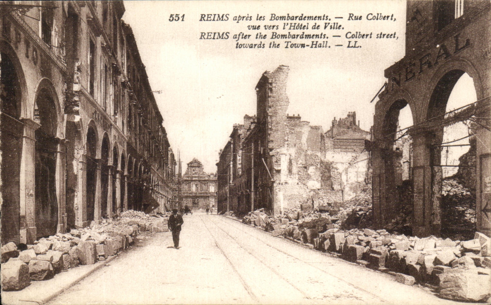 CPA Rheims after Bombardementd Street Colbert seen towards the Town hall Militaria