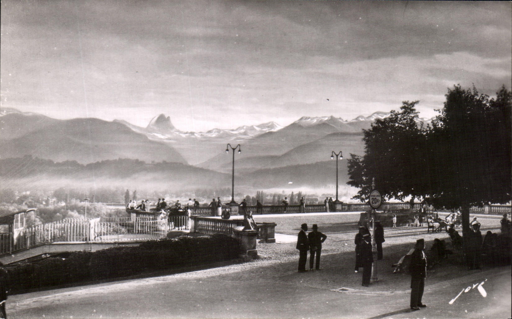 CPSM Pau La terrasse la chaine des Pyrenees et le pic du Midi d'Ossau