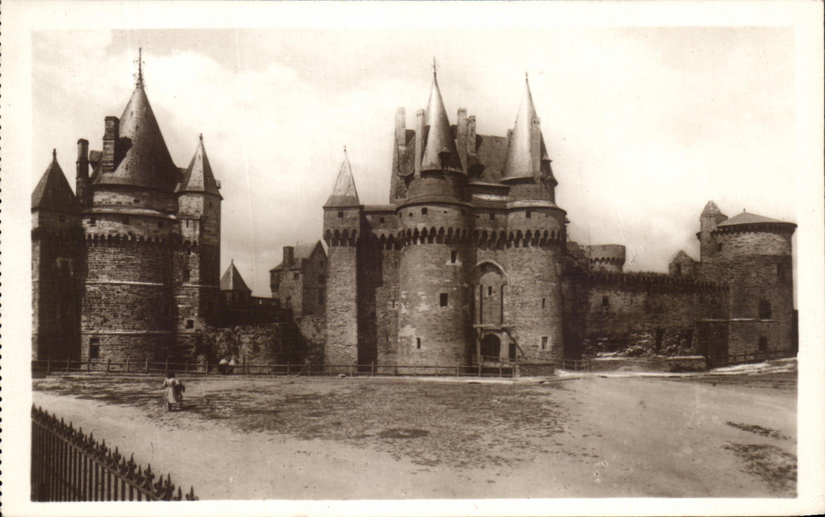 CPA Vitre La Facade Du Chateau