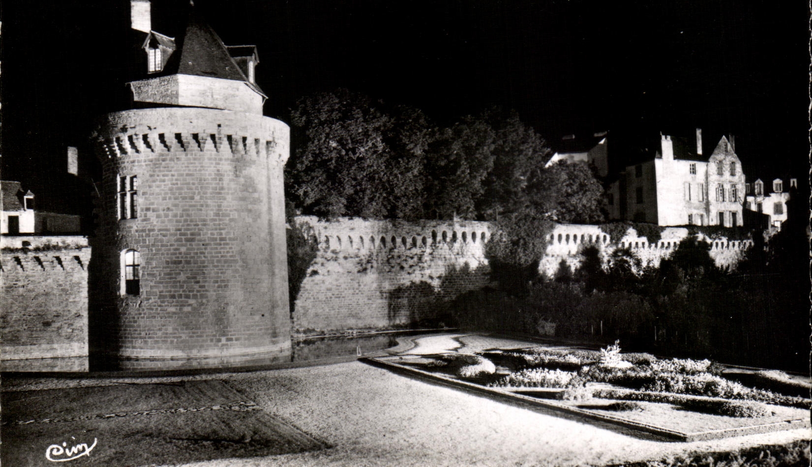 Las valvulas de CPA las paredes y la torre del guardia iluminan