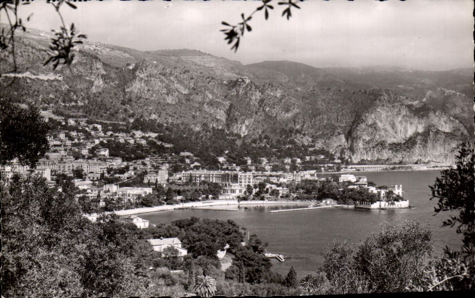 CPA Beaulieu Sur Mer Vue sur la ville et la baie des Fourmis