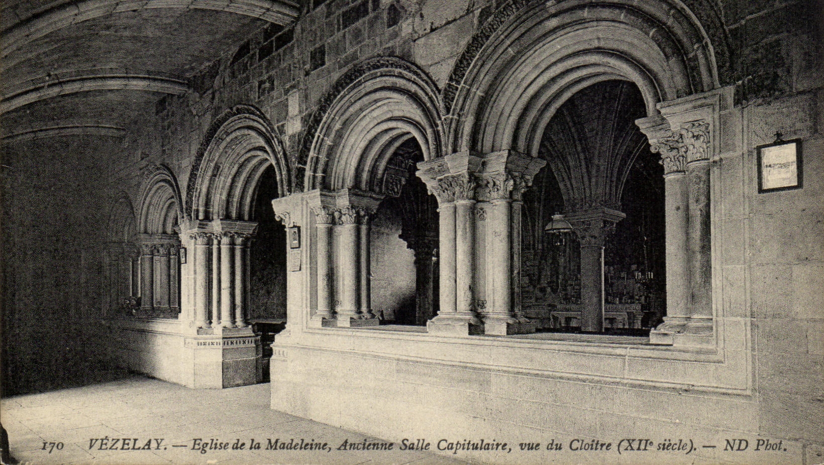 CPA Vezelay Church of the Madeleine Old Chapter house seen of the Cloister