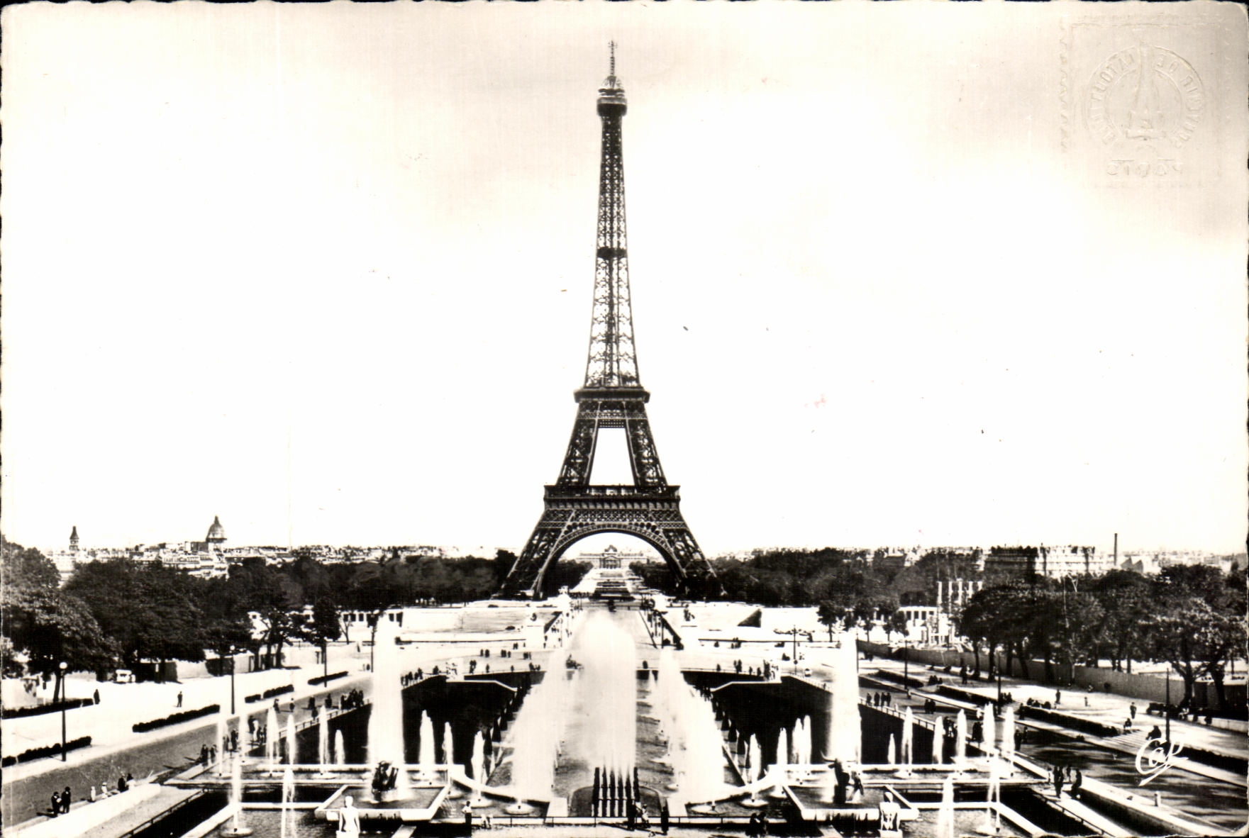 CPSM Paris Les Fontaines du Palais de Chaillot et la Tour Eiffel