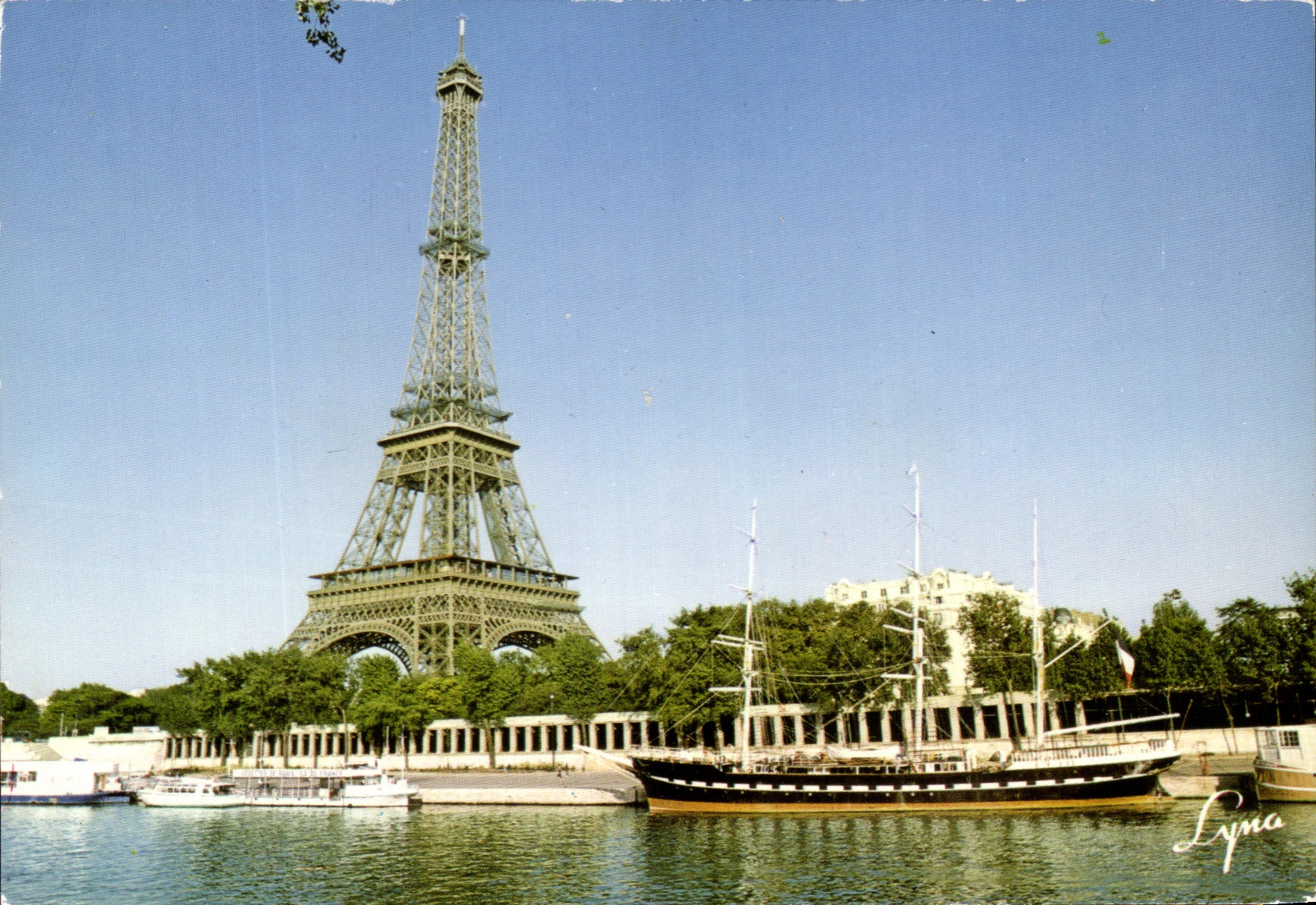 CPM Paris La Tour Eiffel et la Seine Bateau
