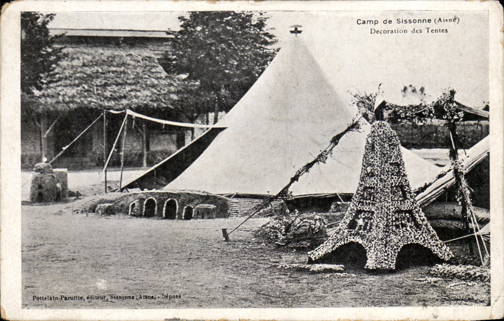CPA Paris Camp of Sissonne Decoration of the Tents Militaria Eiffel Tower