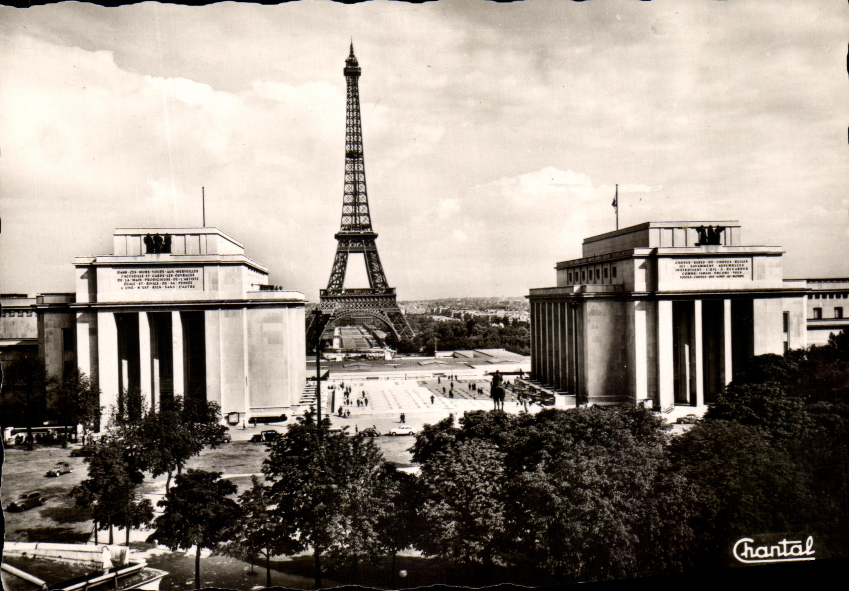 CPSM Paris Perspective sur le Palais de Chaillot et la Tour Eiffel