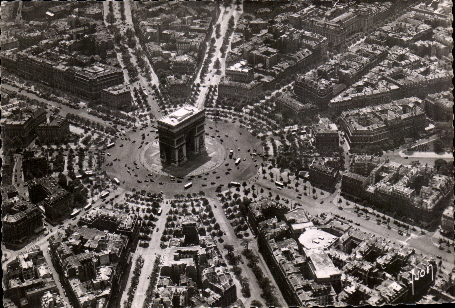 CPSM Paris En Avion L'arc de Triomphe et Place de L'Etoile