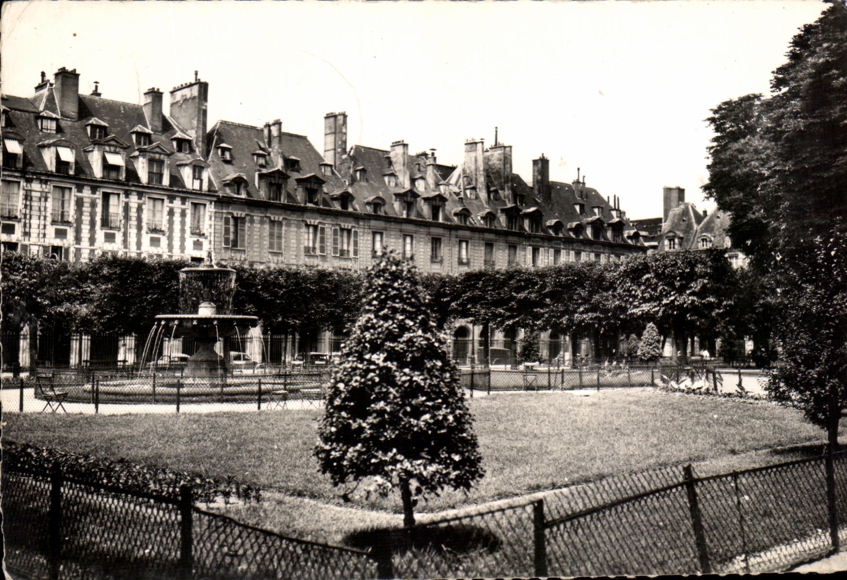 CPA Paris Places from the Vosges the Public garden