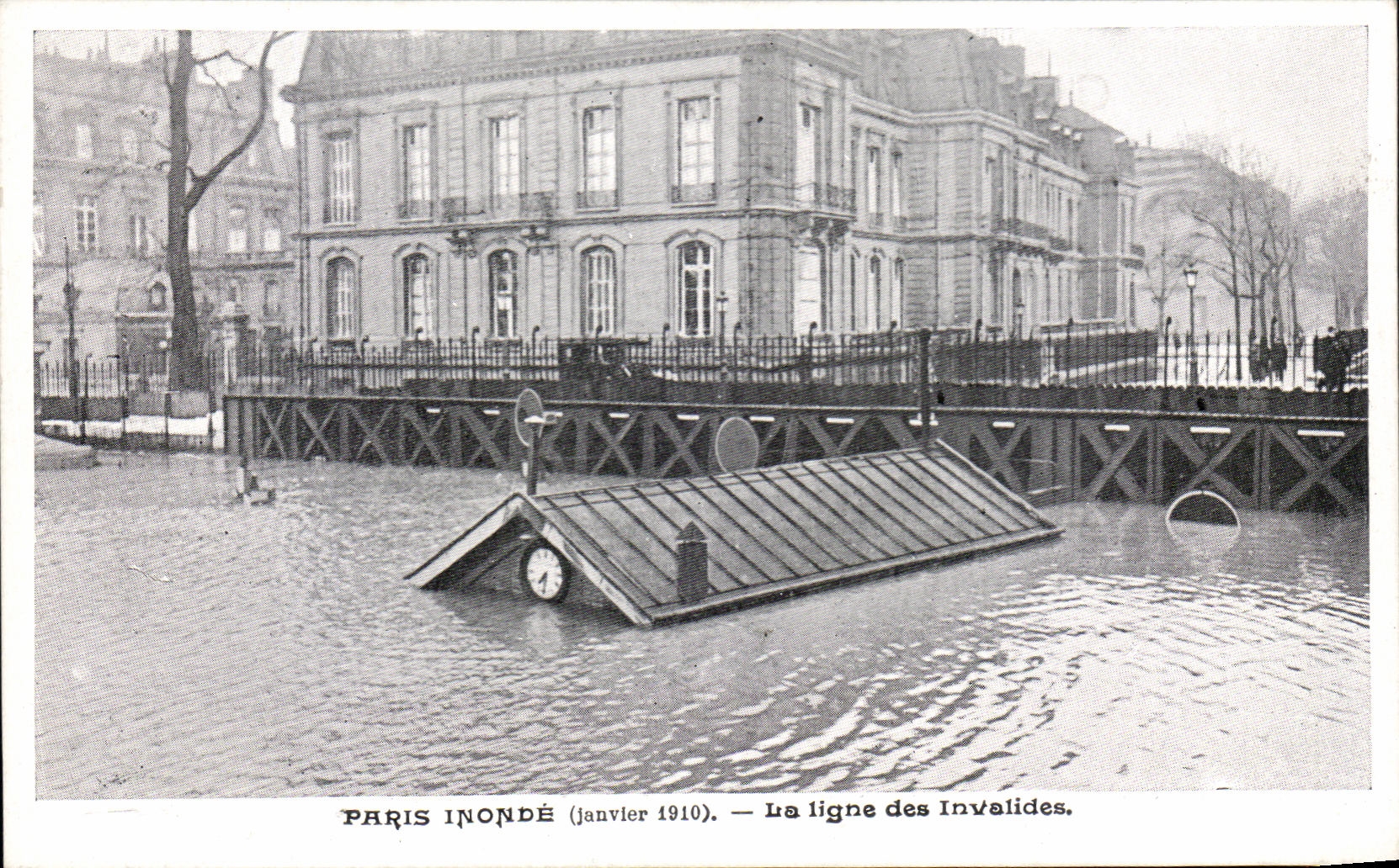 CPA Paris Inonde La ligne des Invalides Inondations 1910
