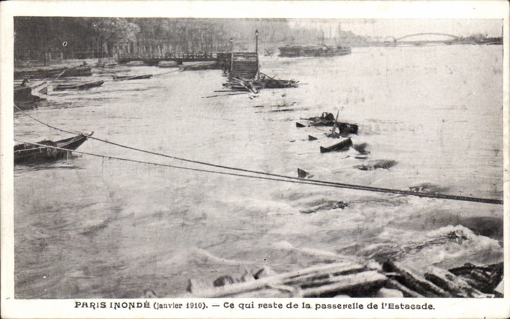 CPA Paris Inonde Ce Qui Reste de la Passerelle de l'Estacade