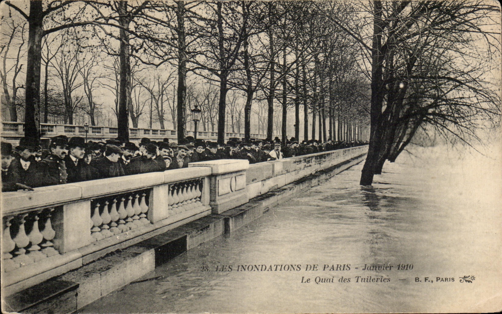 CPA Les Inondations de Paris Le Quai des Tuileries