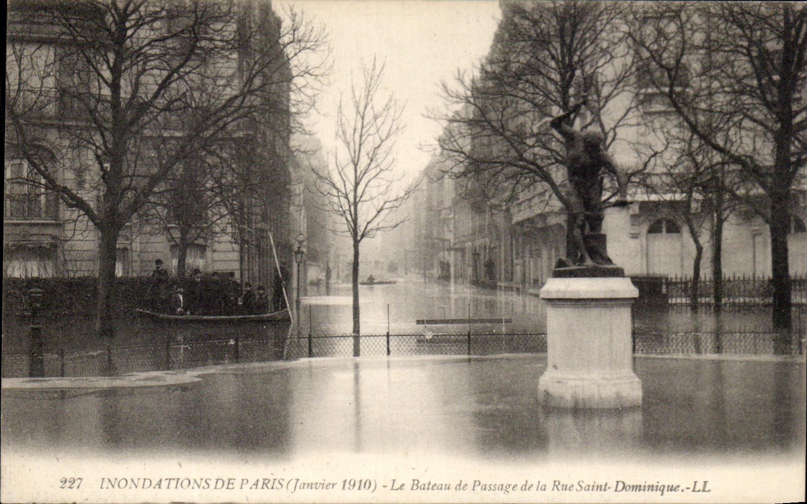 CPA Les Inondations de Paris Le Bateau de Passage de la Rue Saint Dominique