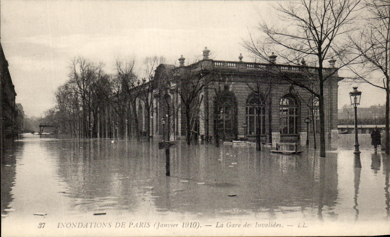 CPA Paris Inondations de Paris La Gare des Invalides