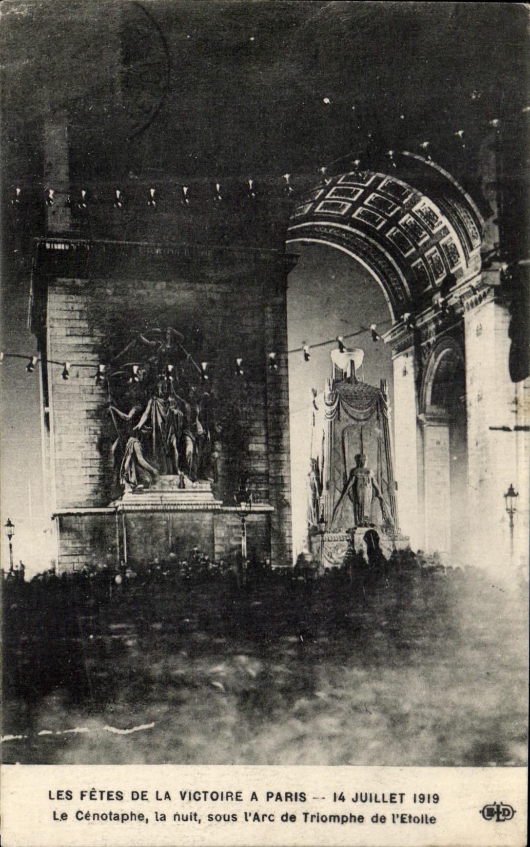 CPA Les Fetes De La Victoire A Paris 14 Juillet 1919 Le Cenotaphe la nuit sous I'Arc de Triomphe de l'Etoile