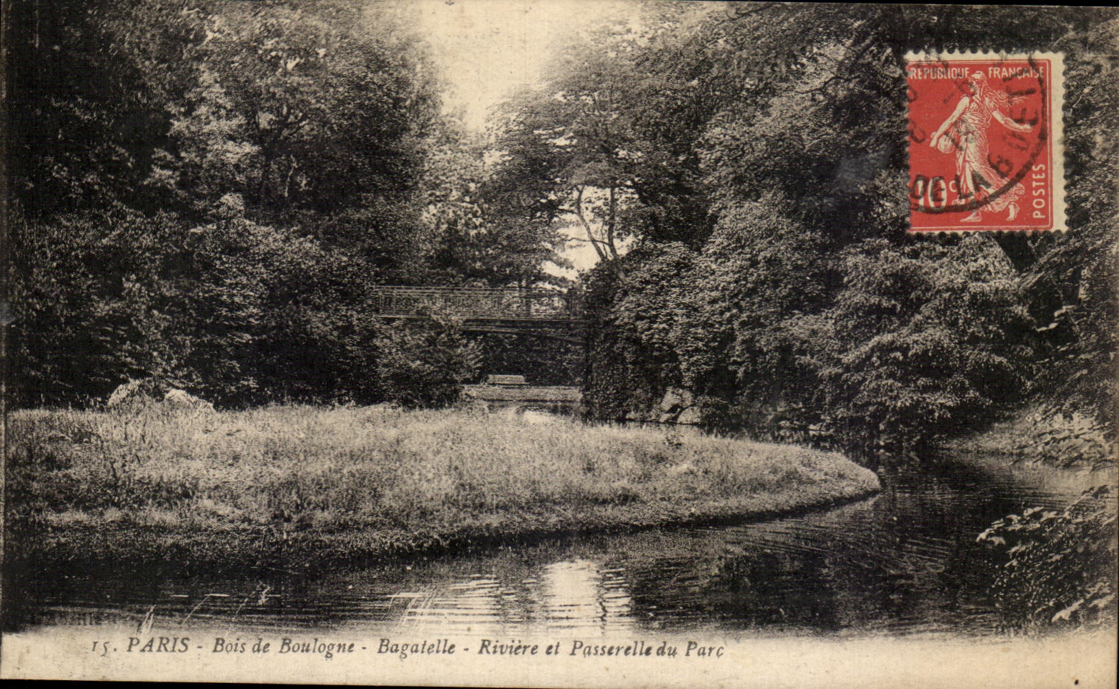 CPA Paris At the Bois de Boulogne Trifle River and Footbridge of the Park