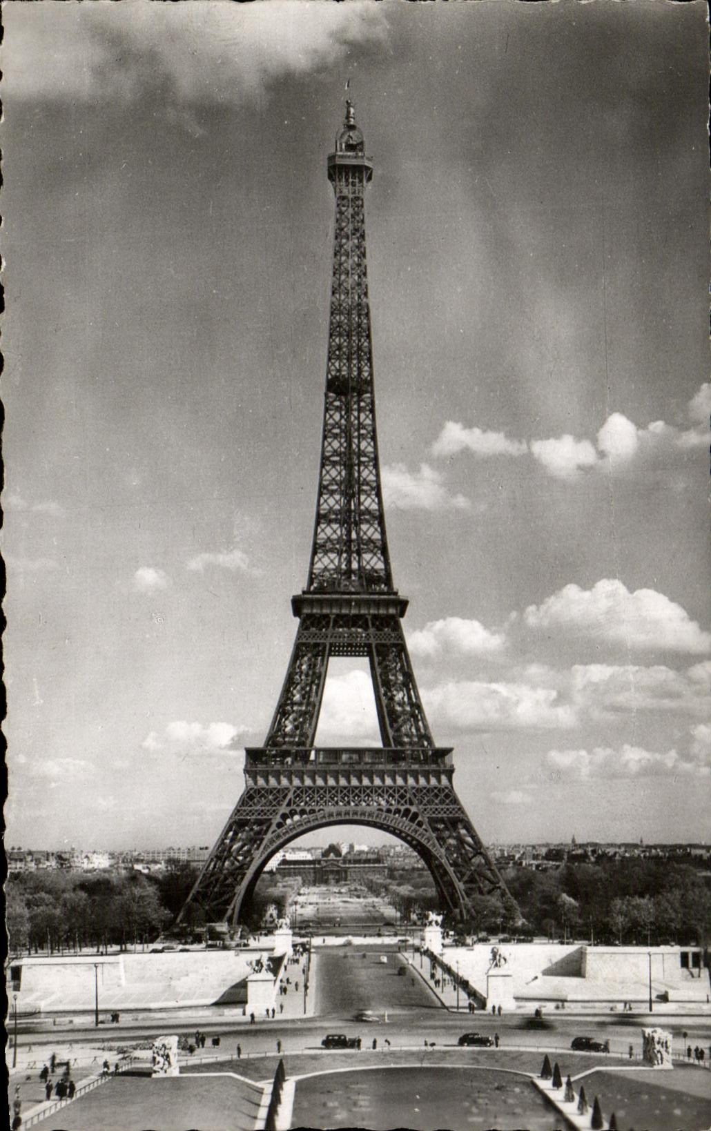 CPA Paris La Tour Eiffel L'Ecole Militaire