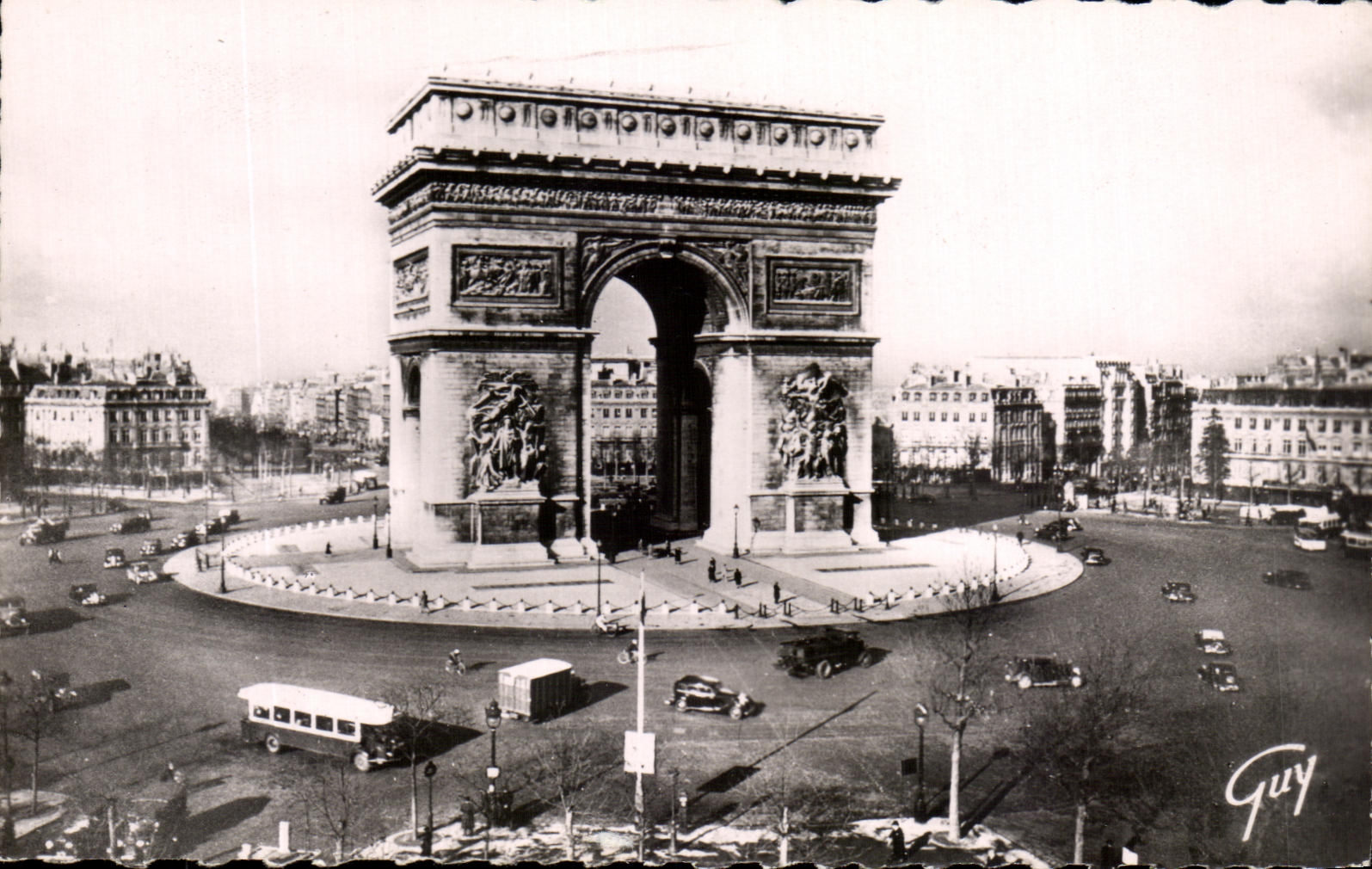 CPA Paris Et ses Mervaillles Place et L'Arc de Triomphe de l'Etoile