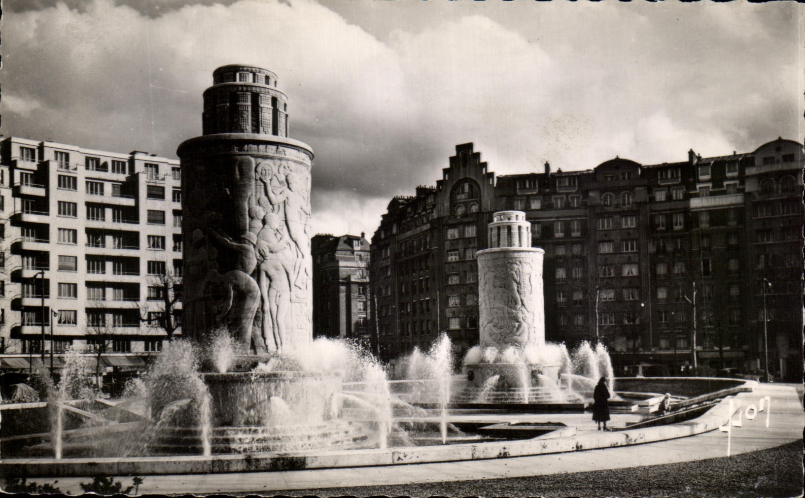 CPA Paris While Strolling Fountains of the Gate of St cloud Sculpt Paul Lansowki