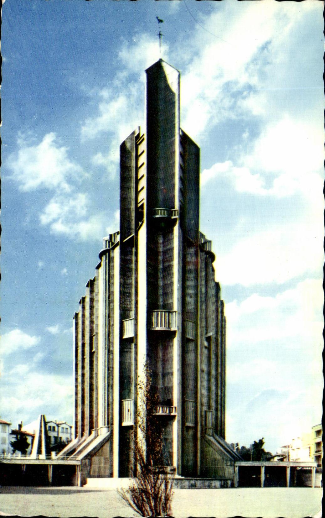 CPSM Royan la fachada de Notre Dame de la iglesia es la Campana-torre