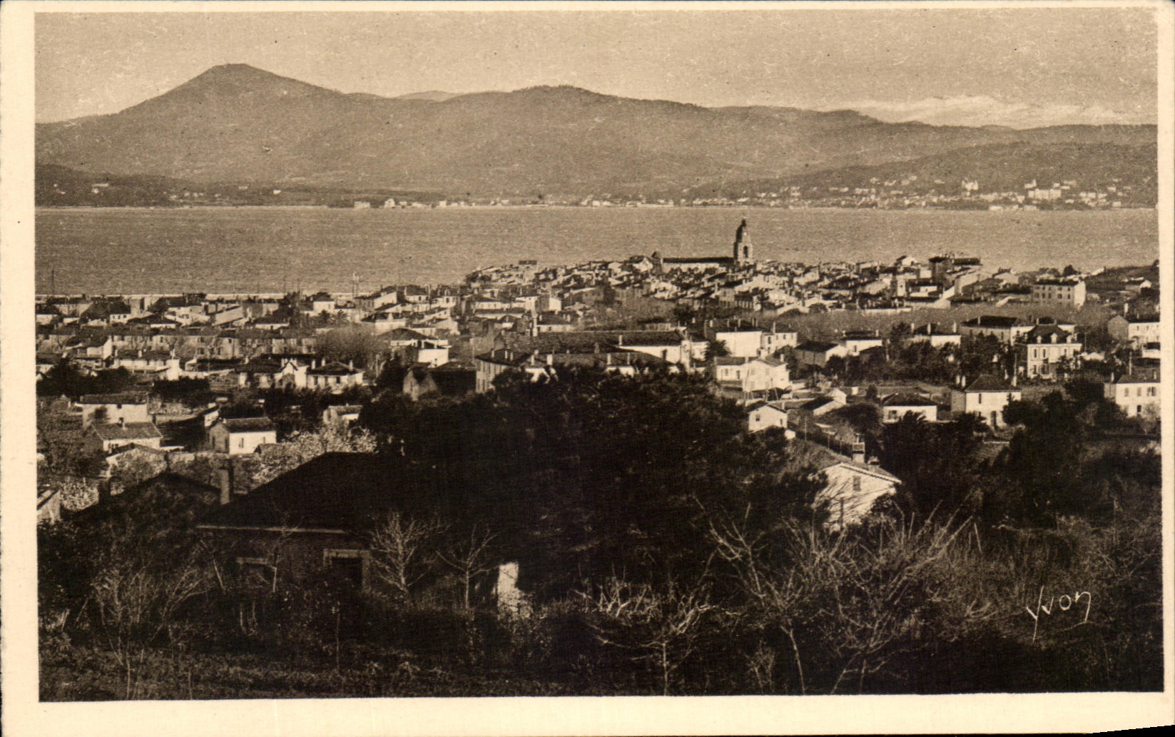 CPA La Douce France Cote D'Azur Saint Tropez Vue Generale Et Massif De l'Esterel