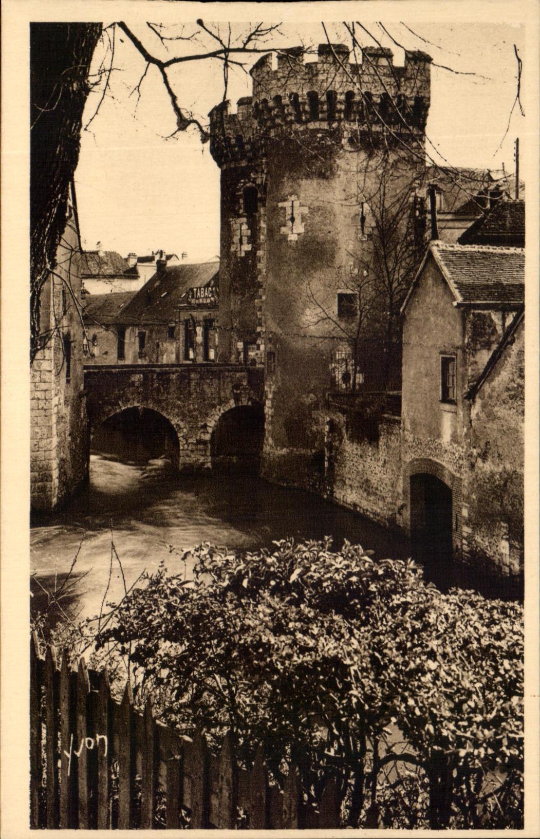 CPA Soft France Chartres La Guillaume Gate