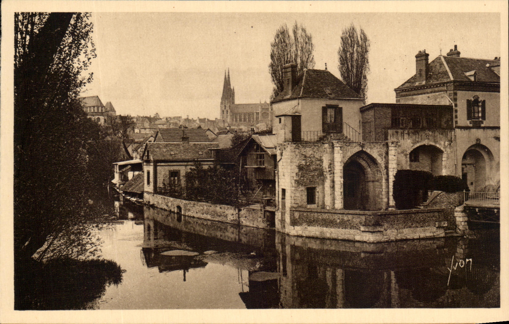 CPA Soft Chartres France the Castle Of lf Et La Cathedral